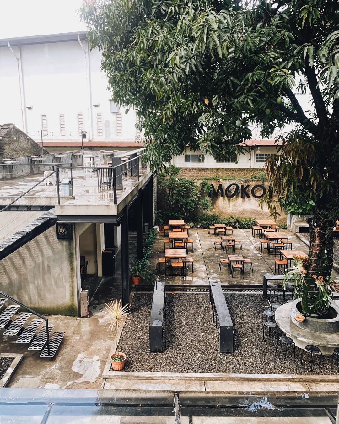 Tim dan suasana kafe MOKOPI