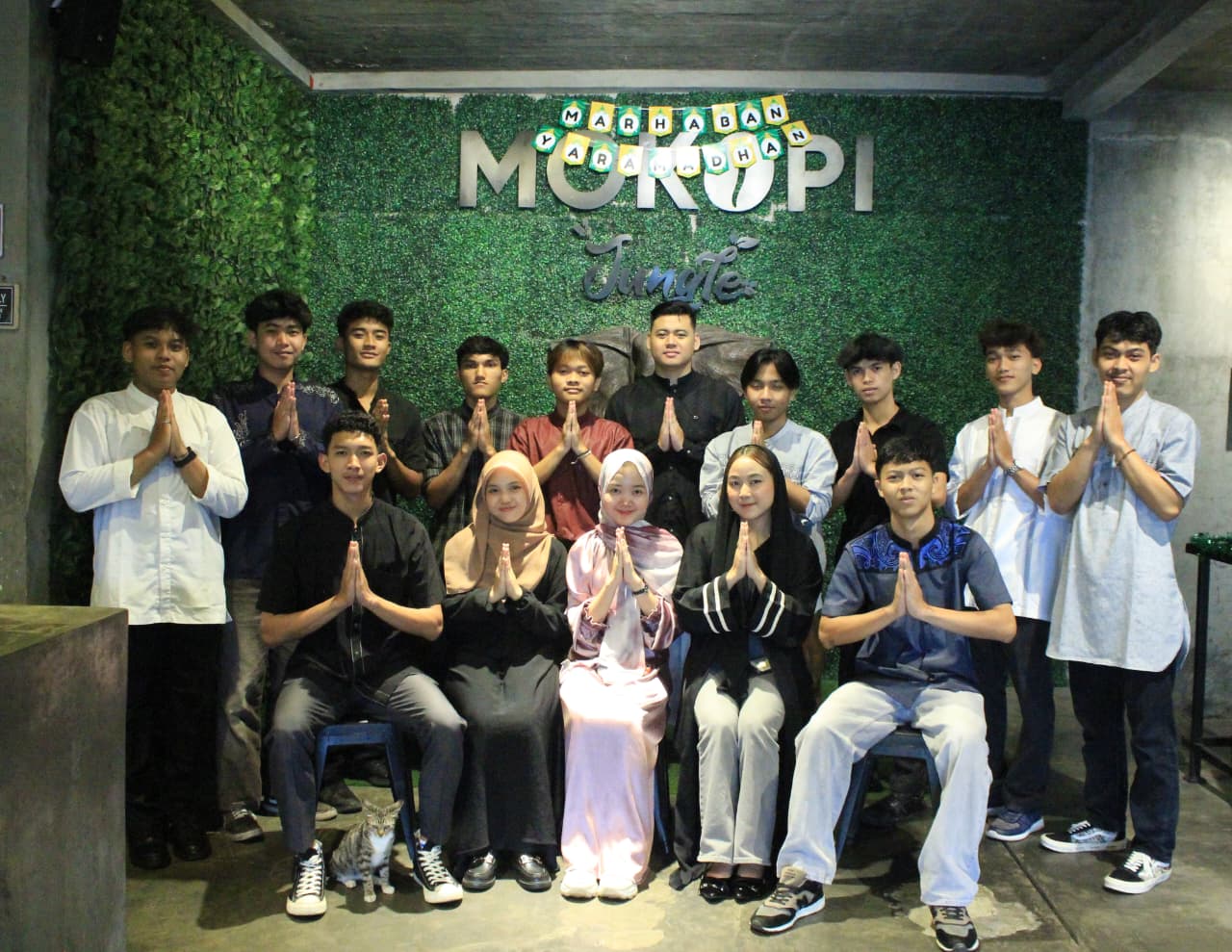 Tim dan suasana kafe MOKOPI